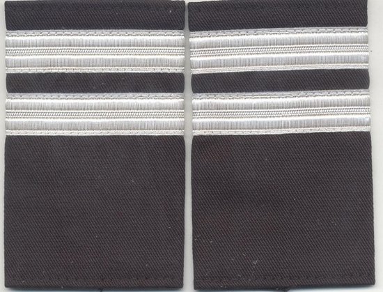 Sada dvoch náramenníkov s 2 striebornými pruhmi s čiernym pozadím. (13 mm bar)